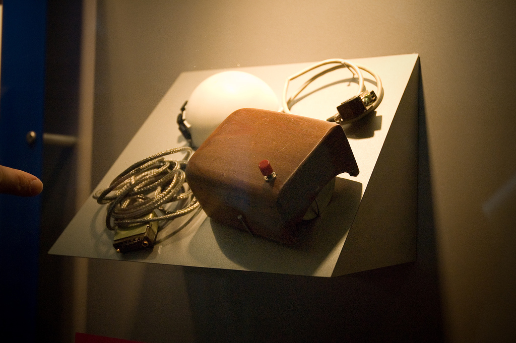 Создание мыши. Компьютерная мышь Дугласа Энгельбарта. Даг Энгельбарт компьютерная мышь. Первая компьютерная мышь. Самая первая компьютерная мышка.