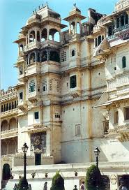 Udaipur-city-palace-facade.jpg
